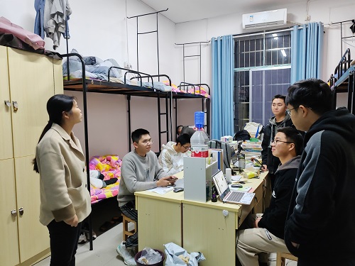 1df2c0f7908e436384a46c81daae2249.jpeg 辅导员与学生交谈.jpeg