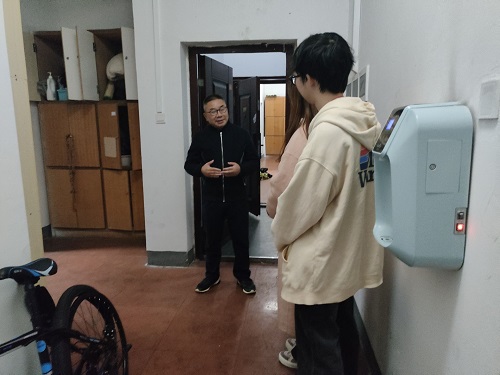 4268209565454d718e7e82f3eb91c24b.jpeg 党委书记叶文忠与学生交流.jpeg