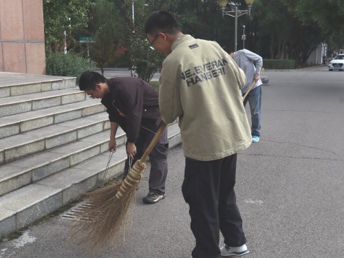 学生配合打扫.png